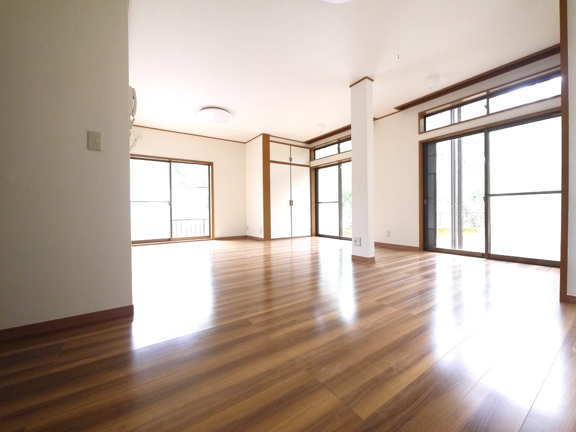 ご家族みんながゆったりくつろげる広々リビングです