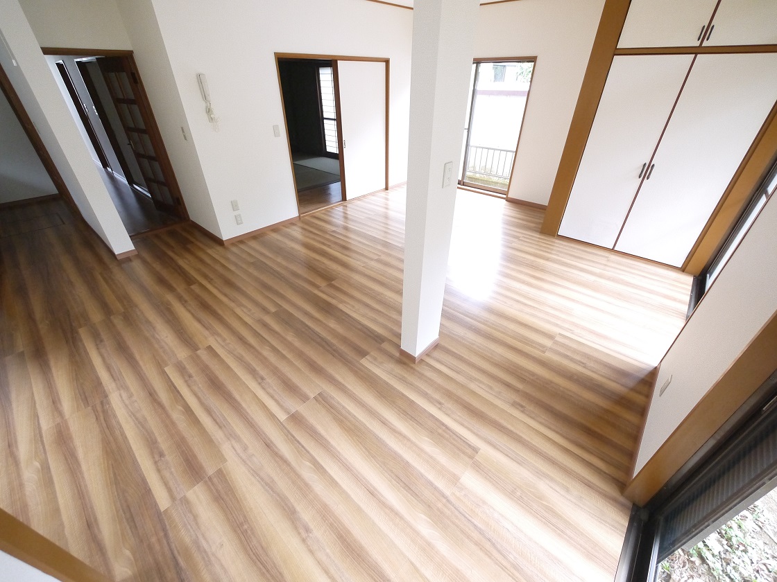 心地よく寛ぐのに充分な広さ 風の揺らぎや陽射しを楽しむリビングです