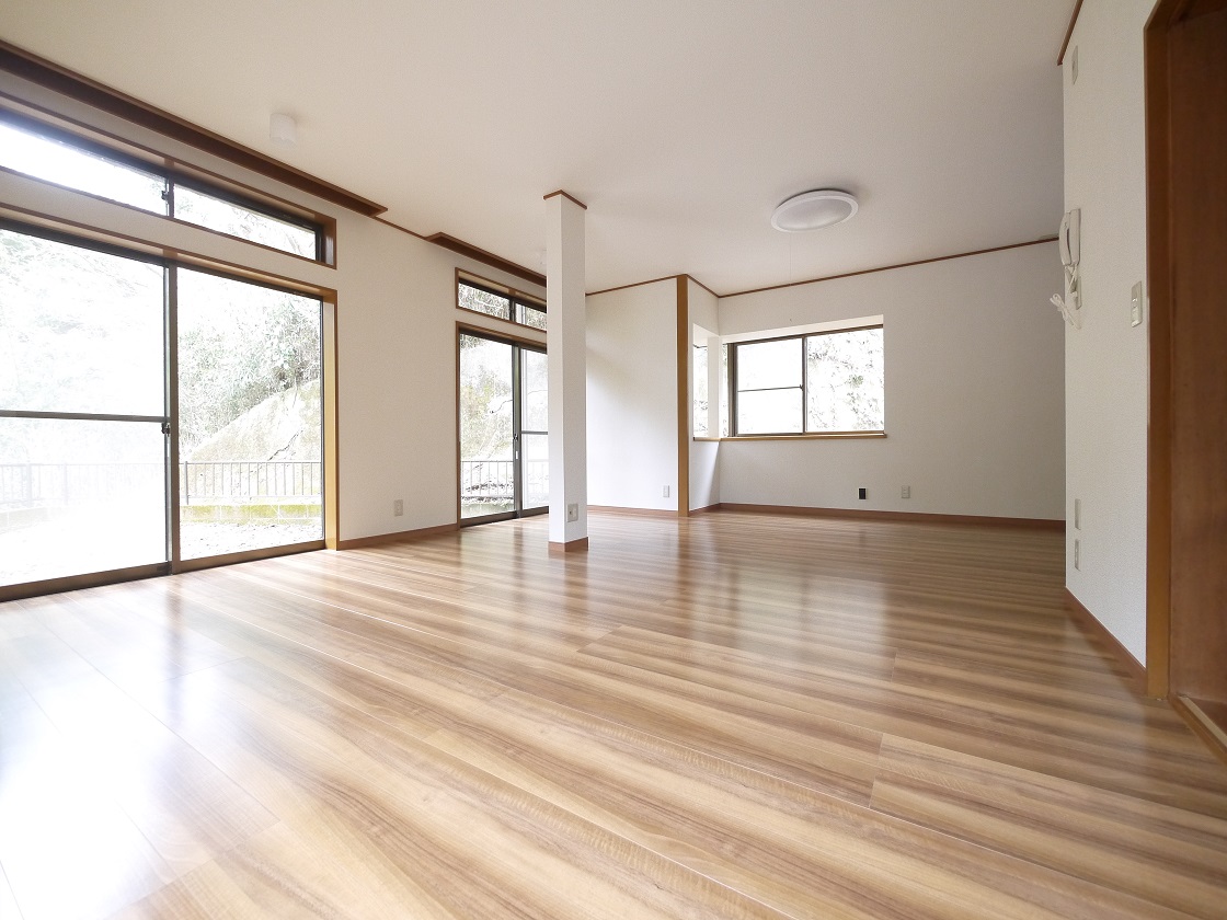 光と風がはいりこむ贅沢なゆとり空間。思わず裸足で歩きたくなるリビングです