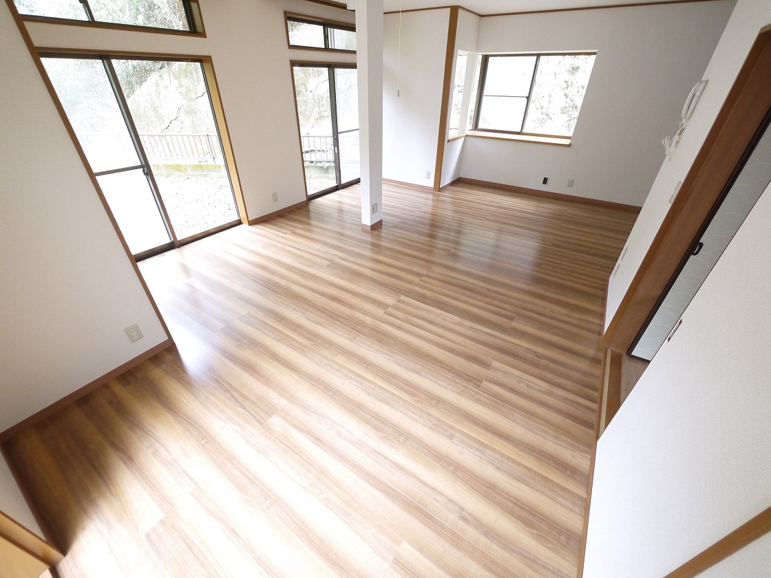 明るい陽差しが降り注ぐリビング ゆとりあふれる室内空間が心地よい暮らしを実現