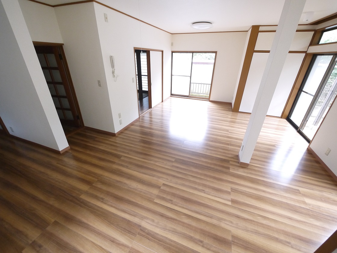 南からの陽光で、リビングが陽だまりの暖かさ、さらに爽やかな風も満喫