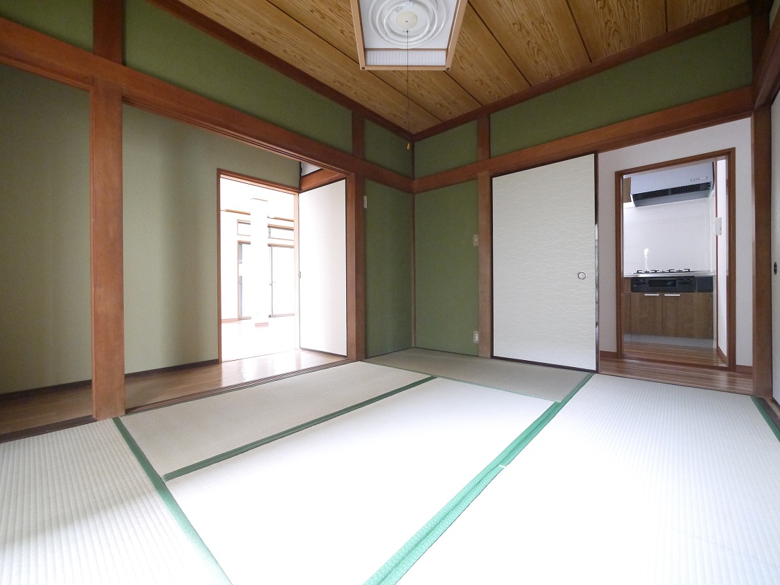 仕切りを開けると家族団らんの開放的空間。閉めれば固有のスペースが作れます