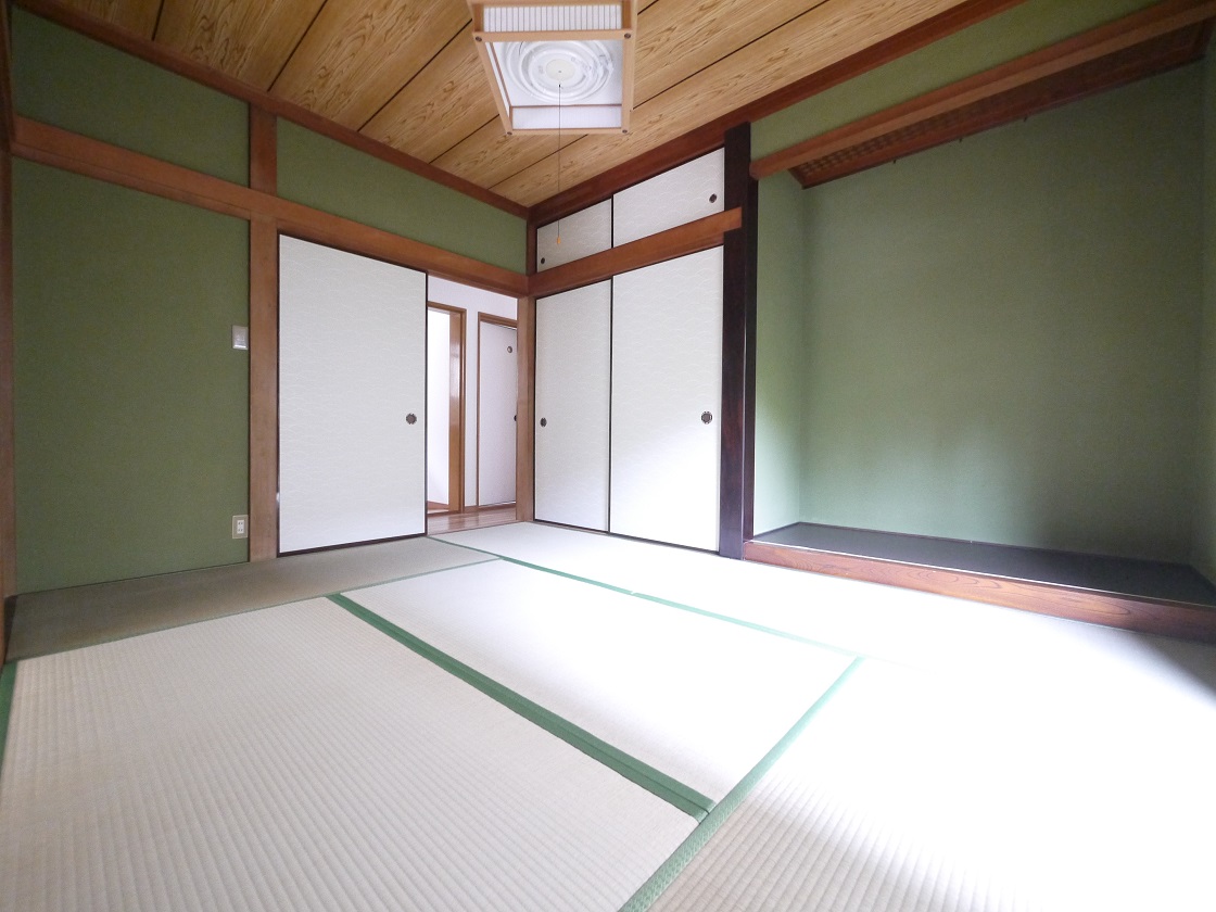 採光の良い7.5帖の和室はのんびりと寛げる空間