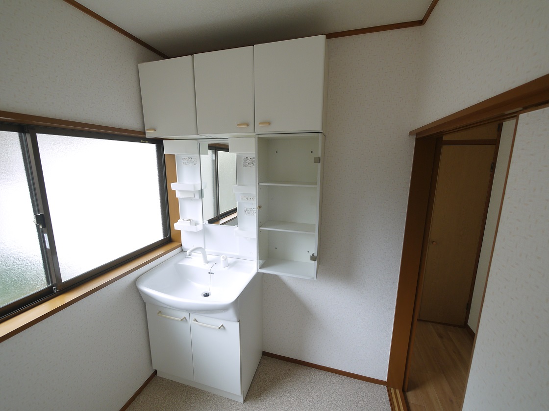 たっぷりの収納を設けたシャワー付洗面台で快適な暮らし