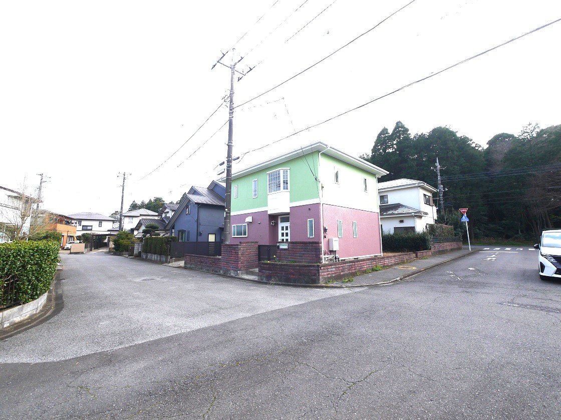 開放感と採光、シンプルでいながら上質な空間を創出する住まい