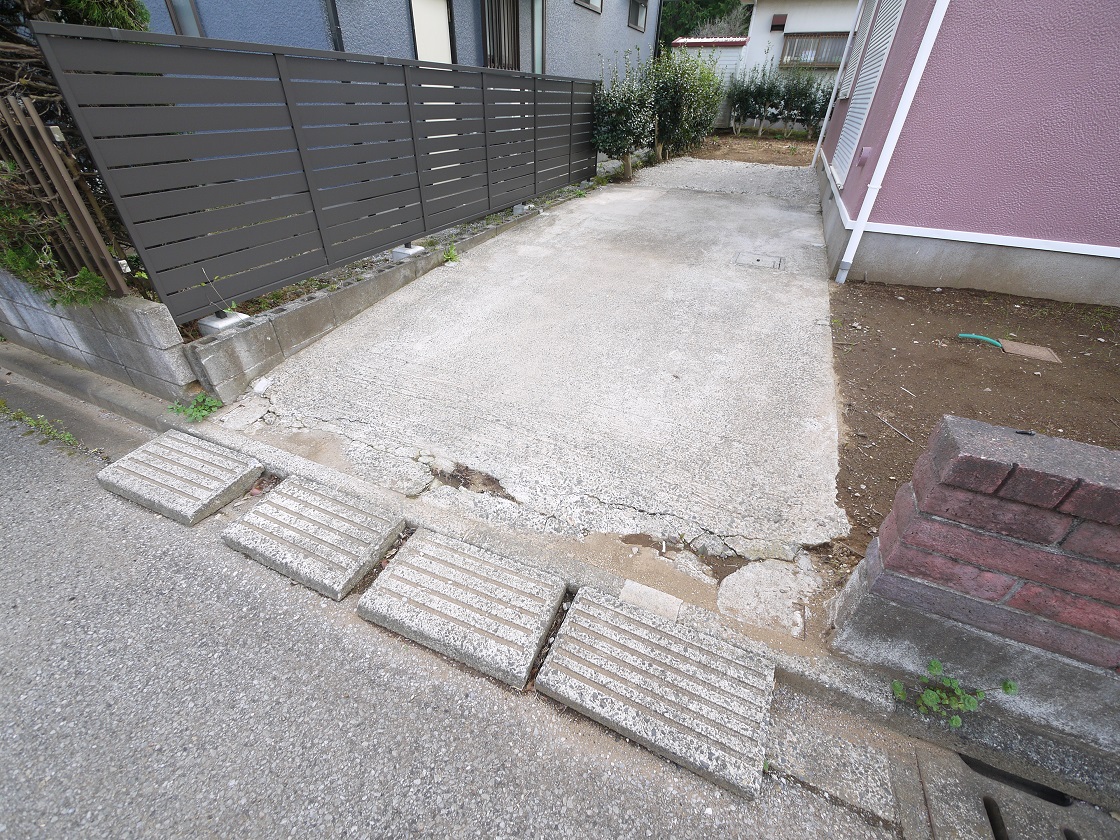 駐車が苦手なママにも嬉しい前面6m道路に面したカースペースです