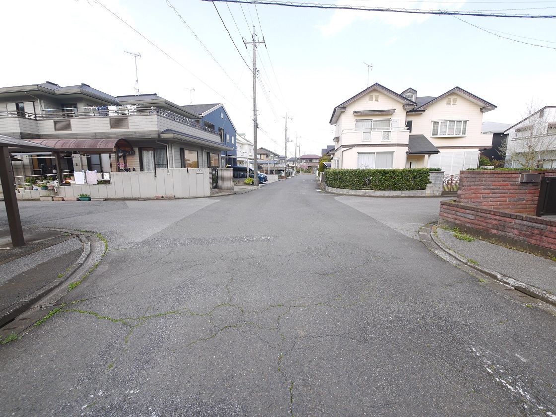 前面道路です(北西側)