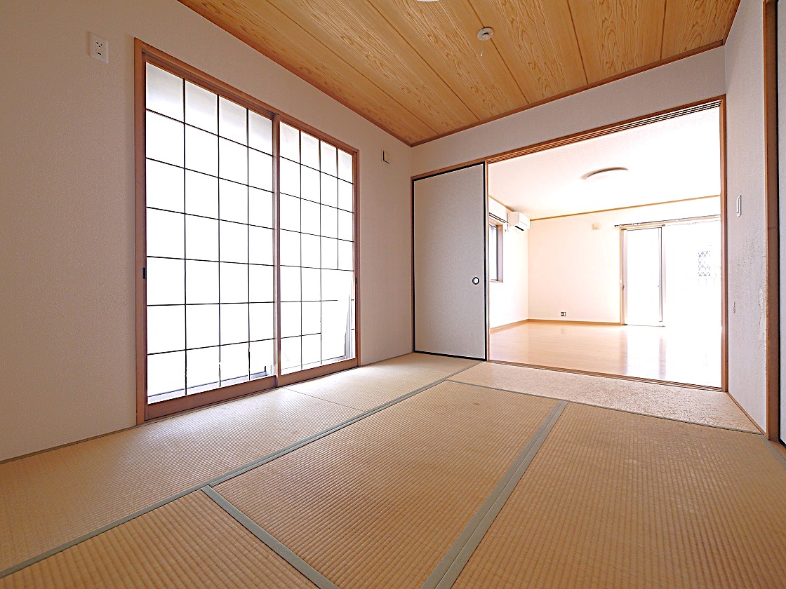 2WAYに使える和室。ふすまを開ければリビングと一体に。閉じれば独立した和室に。お客様の宿泊にも対応できる頼もしい空間です。