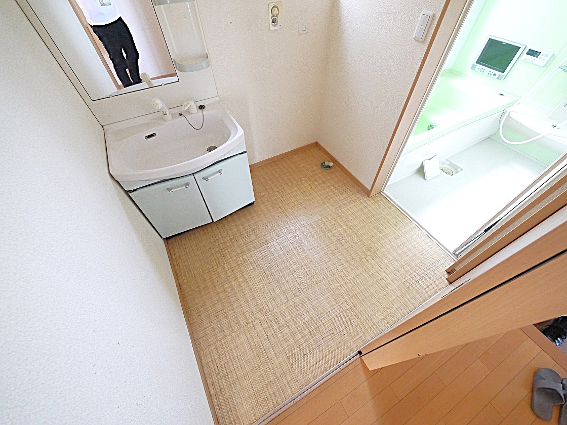 ご家族揃って身支度可能なゆとりの洗面室です