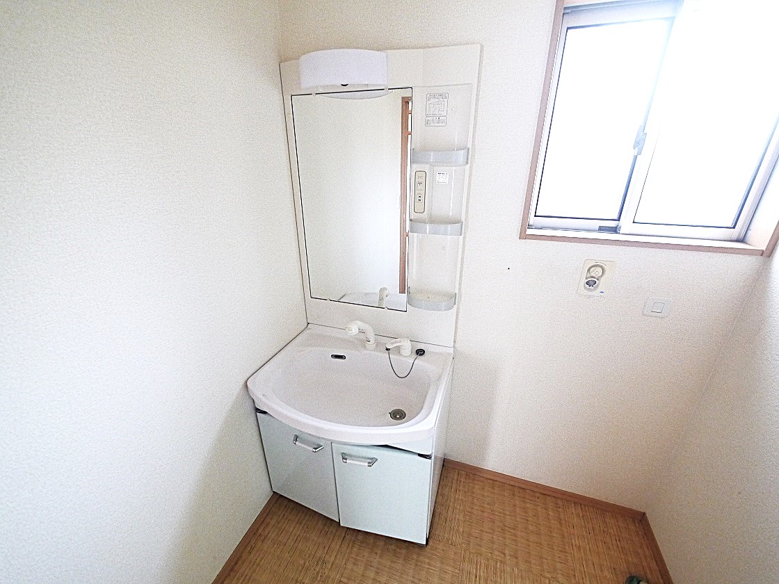 暮らしを快適に変えるシャワー付洗面台です