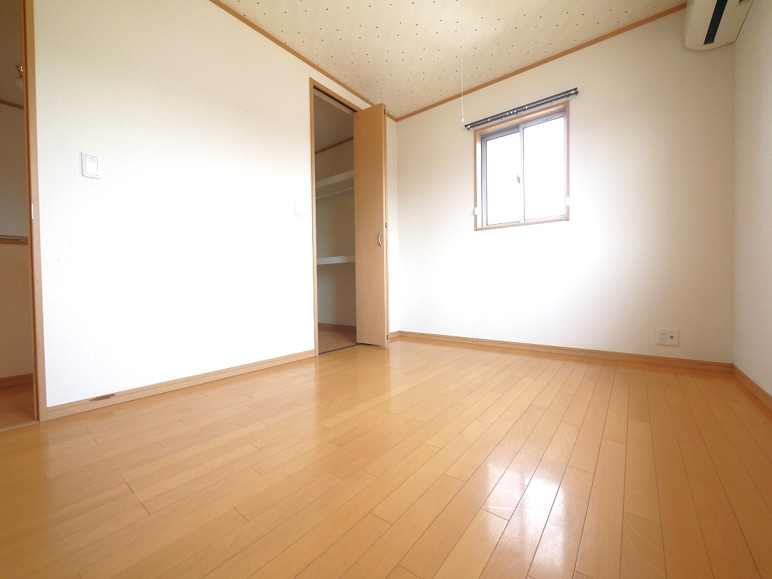 朝日がやさしく差し込む2F洋室6帖には大容量のウォークインクローゼットをご用意。