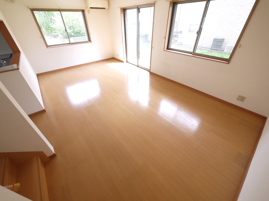 明るい陽差しが降り注ぐリビング ゆとりあふれる室内空間が心地よい暮らしを実現