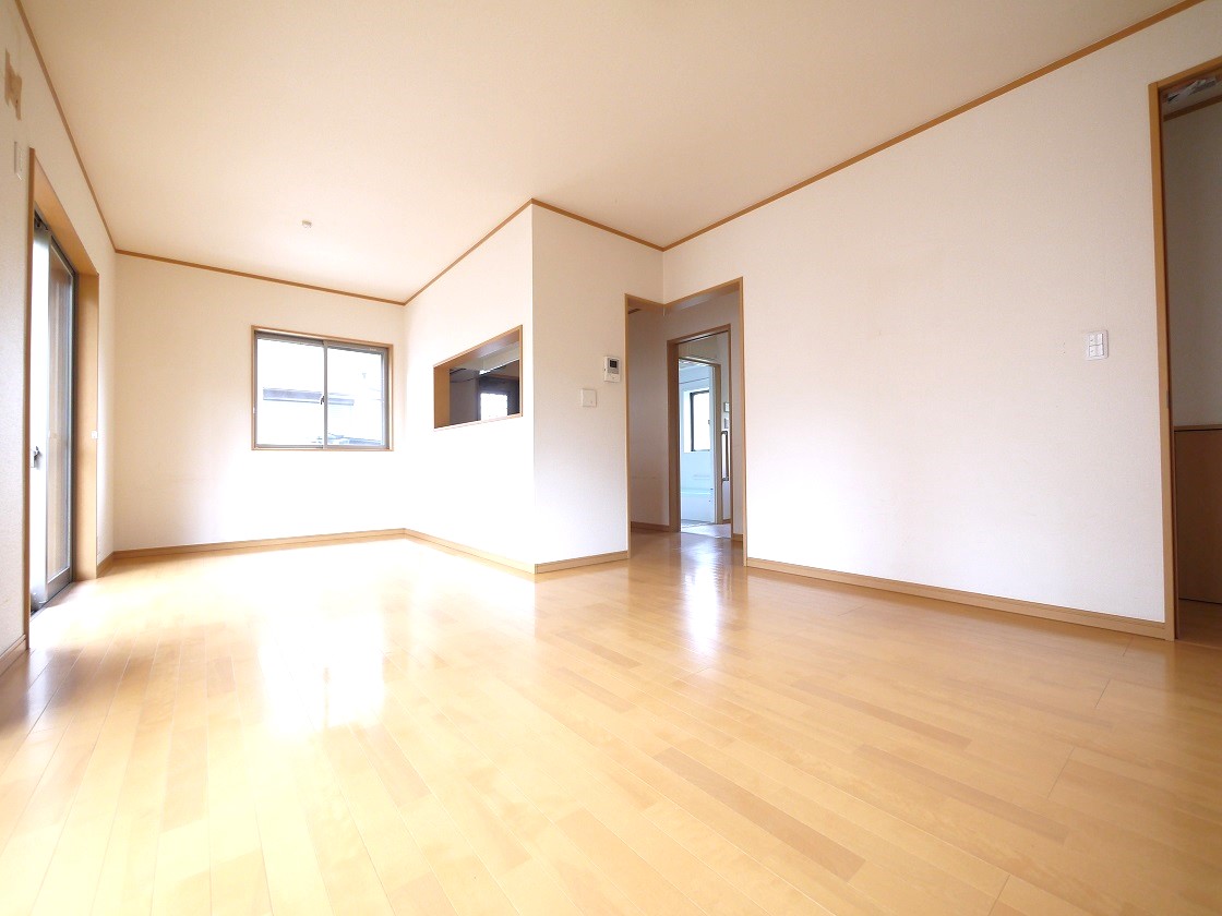 明るい陽差しが降り注ぐリビング ゆとりあふれる室内空間が心地よい暮らしを実現