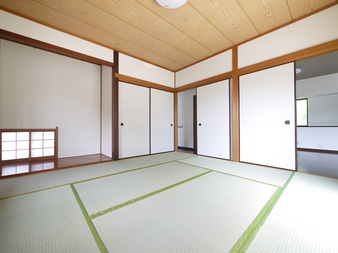 採光の良い8帖の和室はのんびりと寛げる空間です