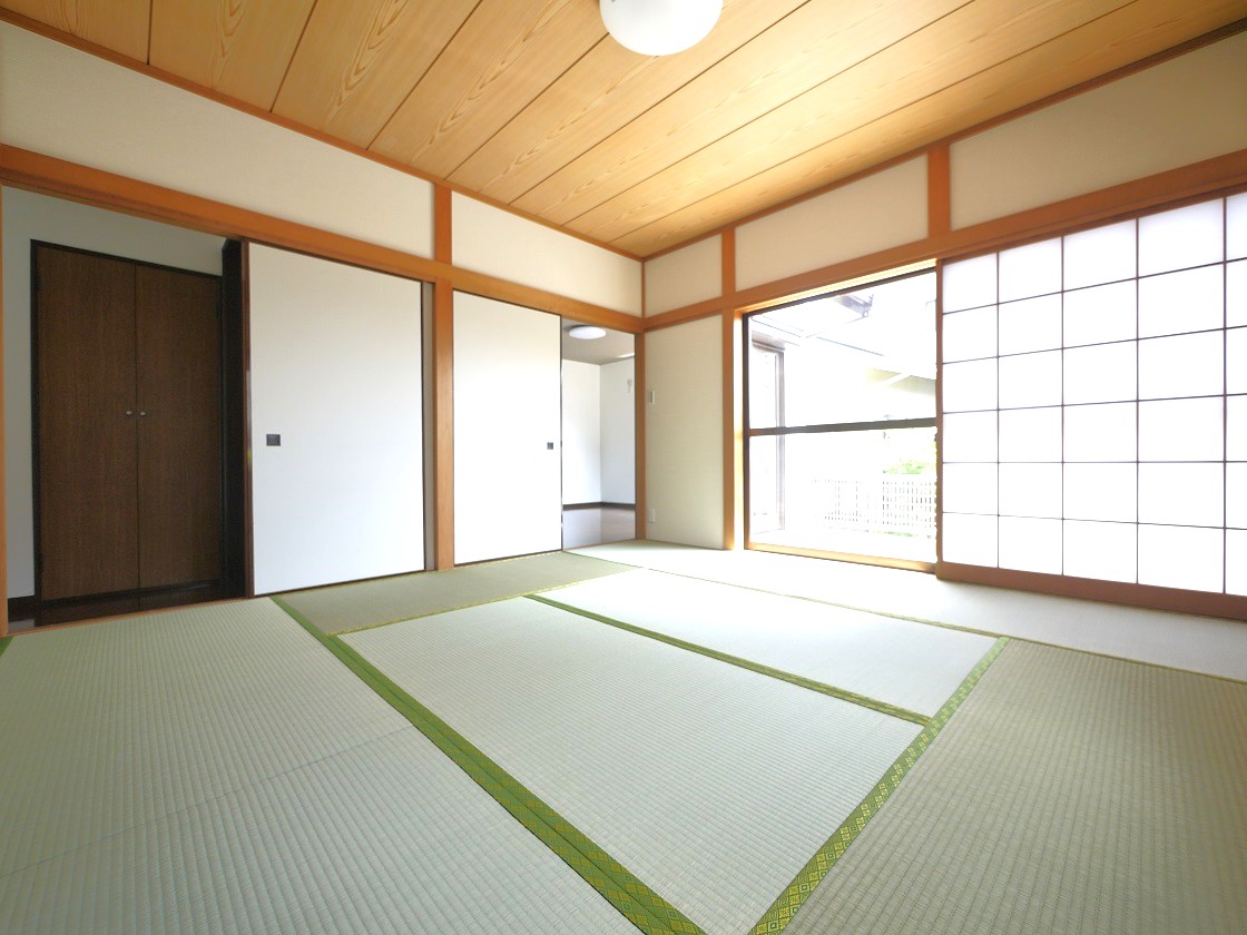 2WAYに使える8帖の和室。ふすまを開ければリビングと一体に。閉じれば独立した和室に。お客様の宿泊にも対応できる頼もしい空間です。