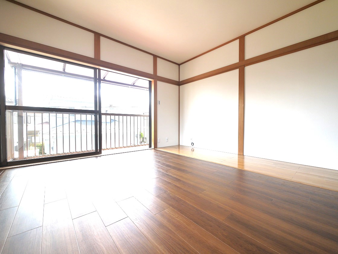 寛ぎの時間を紡ぎだす8帖の主寝室。大型ベッドを置いても余裕があります