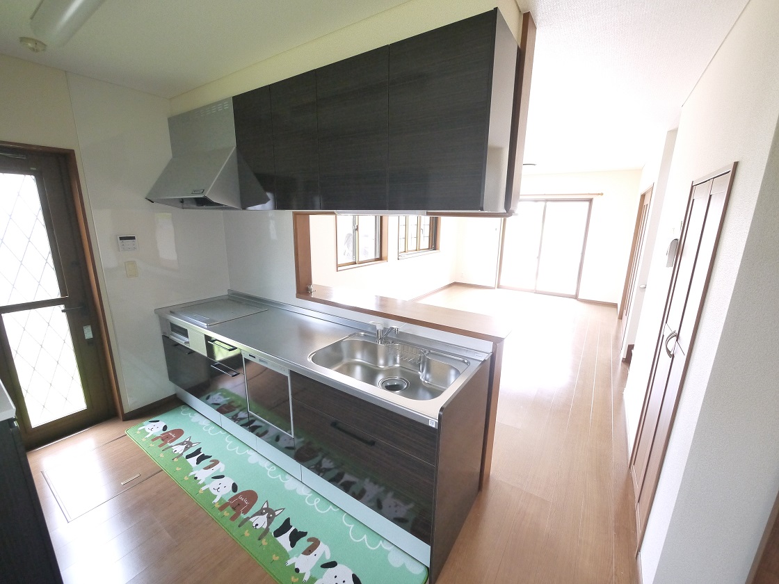 料理をしながらでもご家族と会話を楽しめる対面キッチンです