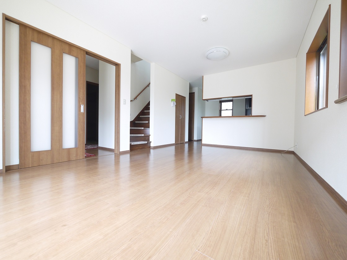 明るい陽差しが降り注ぐリビング ゆとりあふれる室内空間が心地よい暮らしを実現