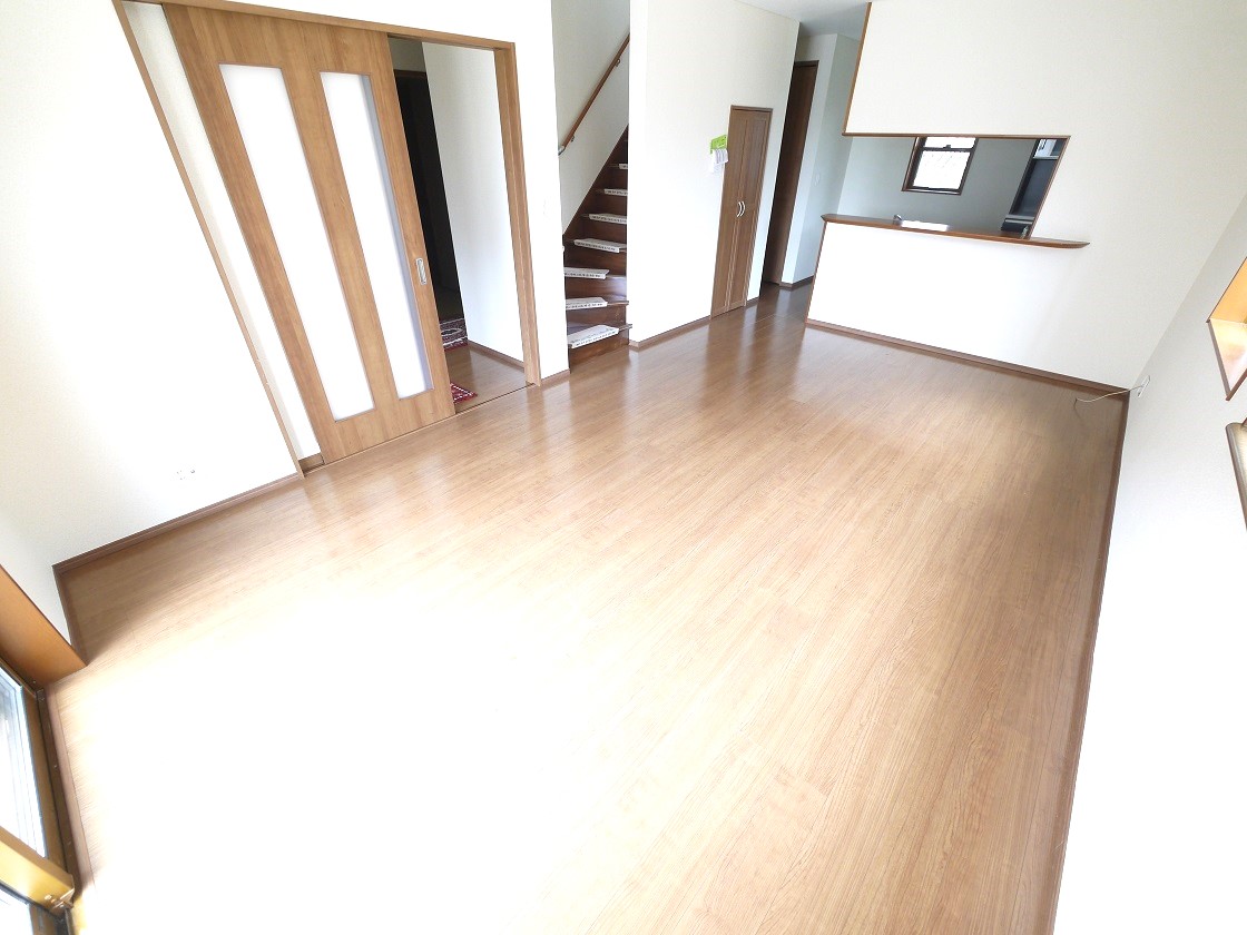 南からの陽光で、リビングが陽だまりの暖かさ、さらに爽やかな風も満喫