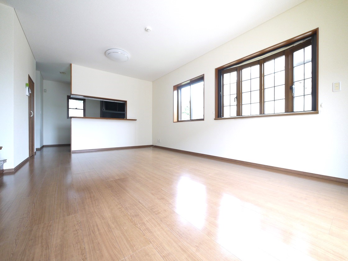 光と風がはいりこむ贅沢なゆとり空間。思わず裸足で歩きたくなるリビングです