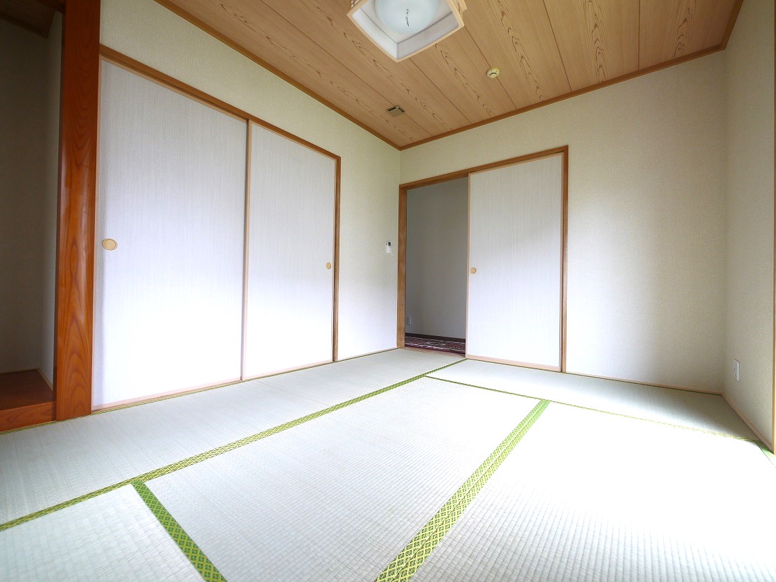 採光の良い7.2帖の和室はのんびりと寛げる空間