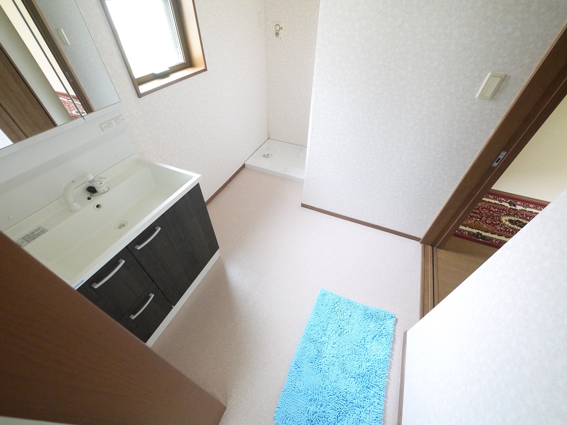 ゆとりの洗面スペースで朝の身支度もスムーズに