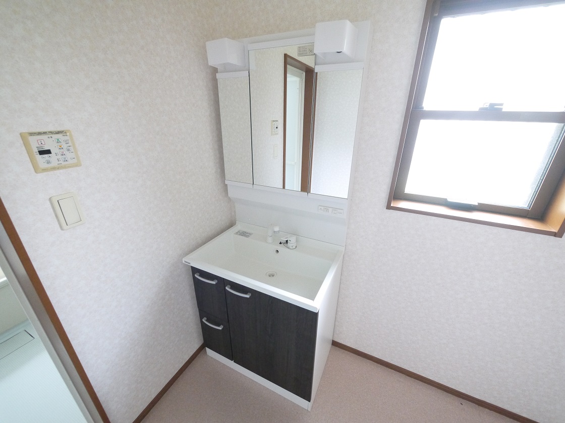 暮らしを快適に変えるシャワー付洗面台です