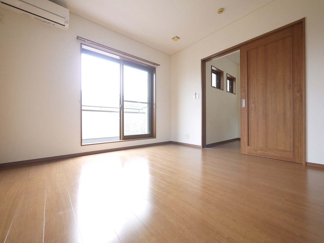 寛ぎの時間を紡ぎだす8.4帖の主寝室。大型ベッドを置いても余裕があります