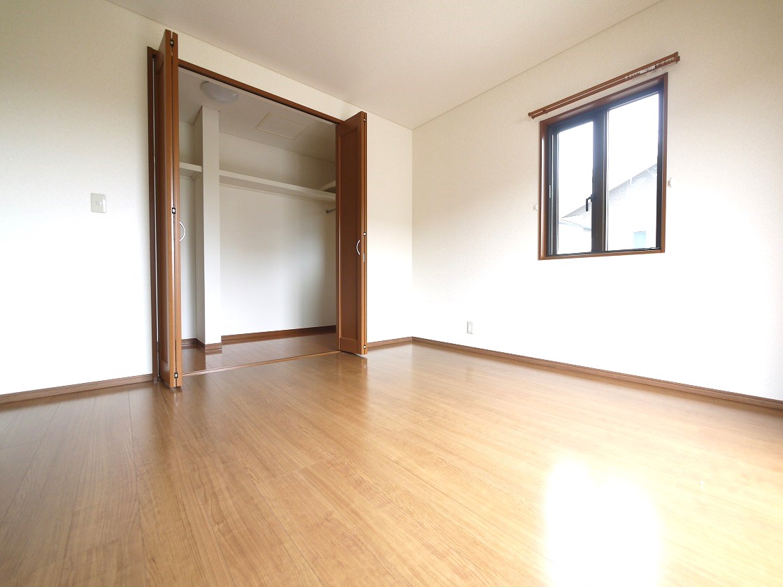 朝日がやさしく差し込むベッドルームには大容量のウォークインクローゼットをご用意。