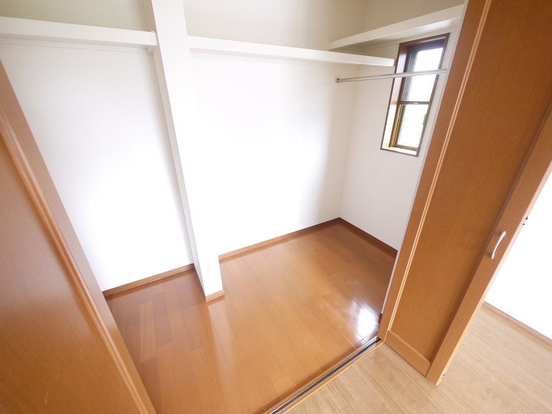 寝室の収納力豊富なウォークインクローゼットを設置 洋服や小物類など、目的に応じてすっきり美しい収納を実現します