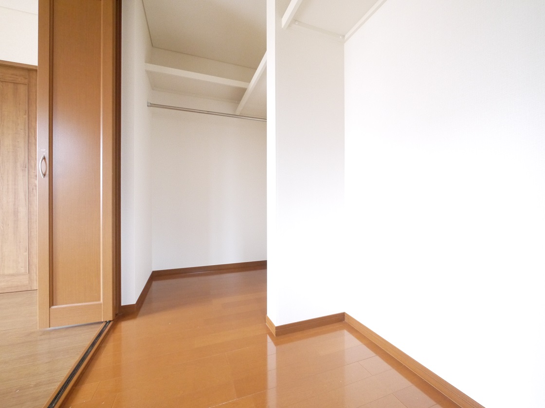 たっぷりの収納力を備えたウォ−クインクローゼットです