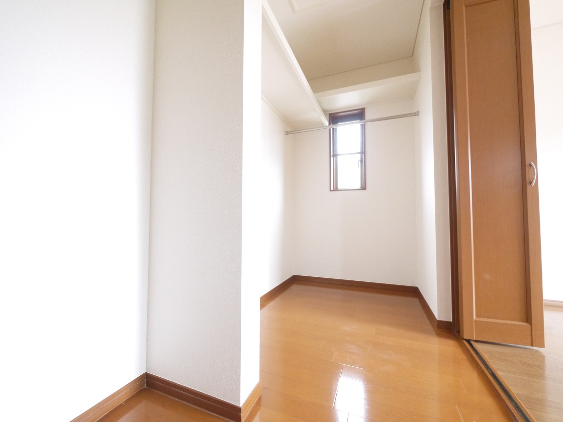 寝室には高い収納力を誇るウォークインクローゼットを設置