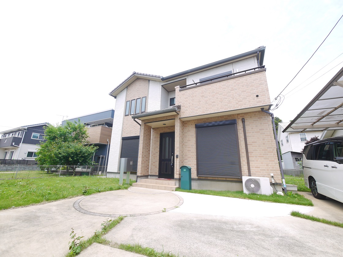 開放感と採光、シンプルでいながら上質な空間を創出する住まい