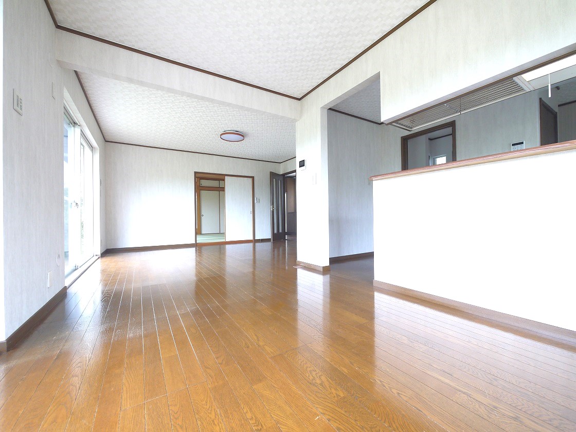 隣り合う和室を開放すれば、ひときわ広々とした空間になるリビングダイニング。