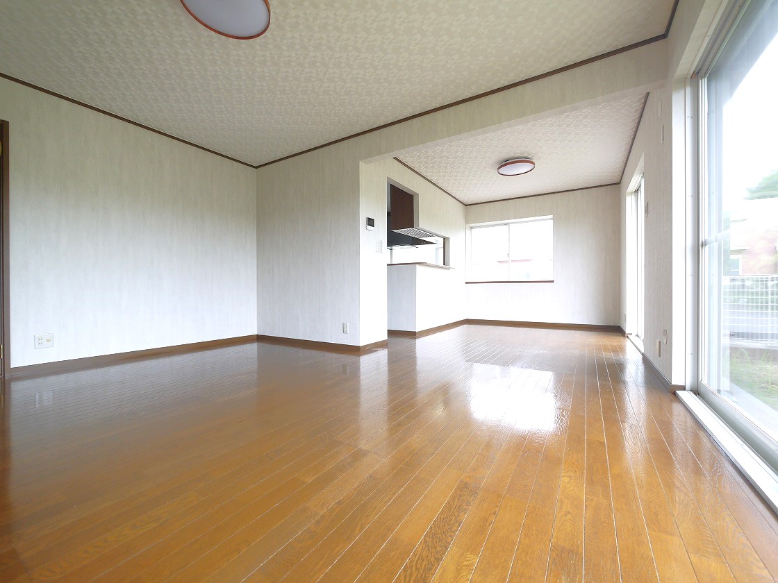 明るい陽差しが降り注ぐリビング ゆとりあふれる室内空間が心地よい暮らしを実現