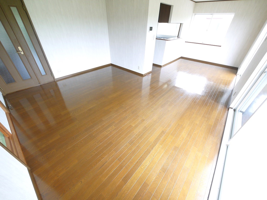 南からの陽光で、リビングが陽だまりの暖かさ、さらに爽やかな風も満喫