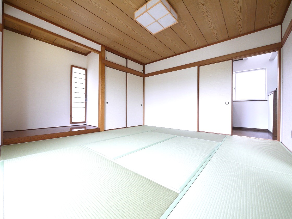 床の間付きの情緒漂う和室8帖です