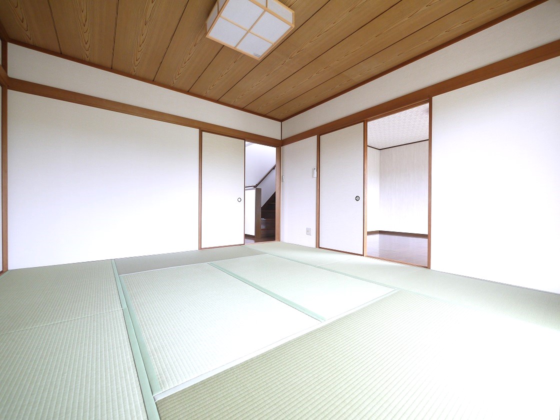 2WAYに使える8帖の和室。ふすまを開ければリビングと一体に。閉じれば独立した和室に。お客様の宿泊にも対応できる頼もしい空間です。