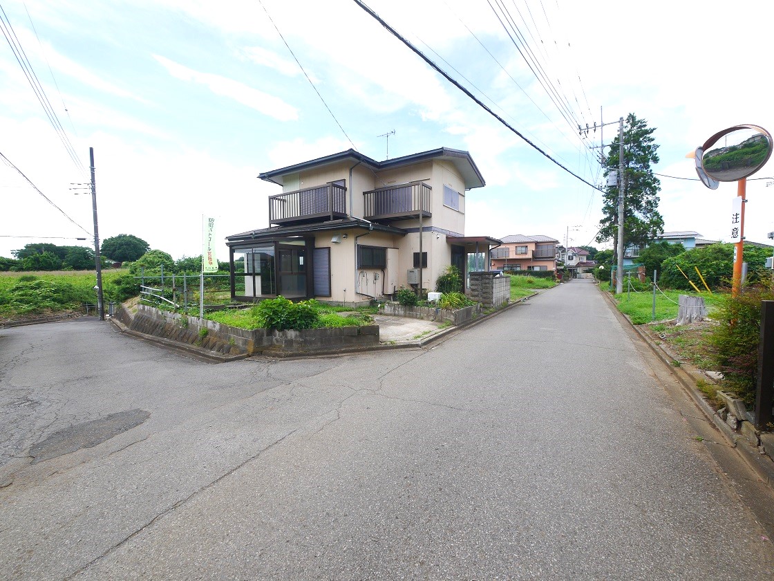 前面道路です