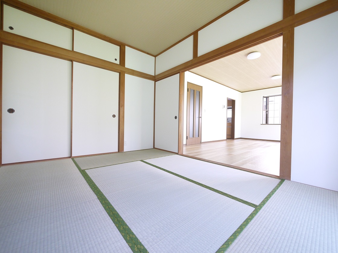 2WAYに使える和室。ふすまを開ければリビングと一体に。閉じれば独立した6帖の和室に。お客様の宿泊にも対応できる頼もしい空間です。