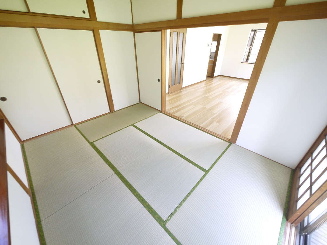 仕切りを開けると家族団らんの開放的空間。閉めれば固有のスペースが作れます