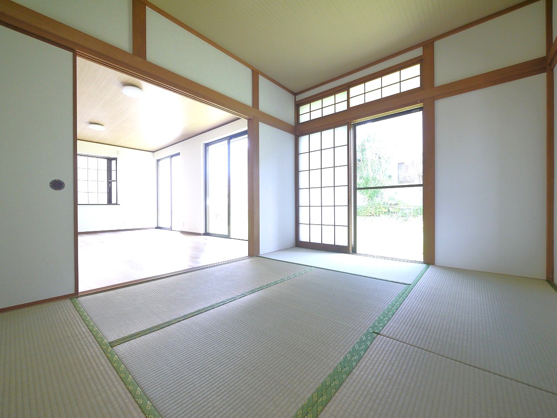 リビング隣の和室は、趣ある安らぎ空間。来訪時や家事スペースとしても重宝します