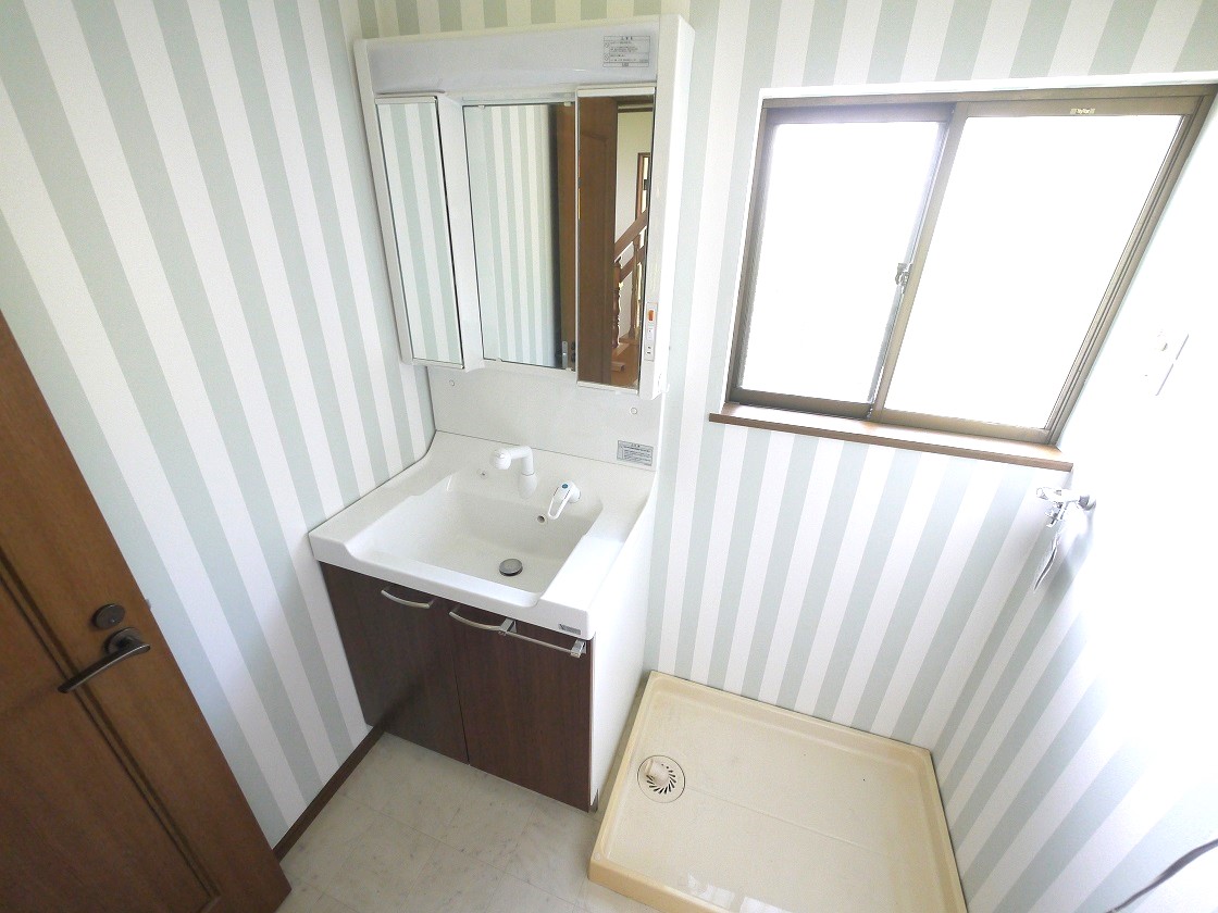 暮らしを快適に変えるシャワー付洗面台です