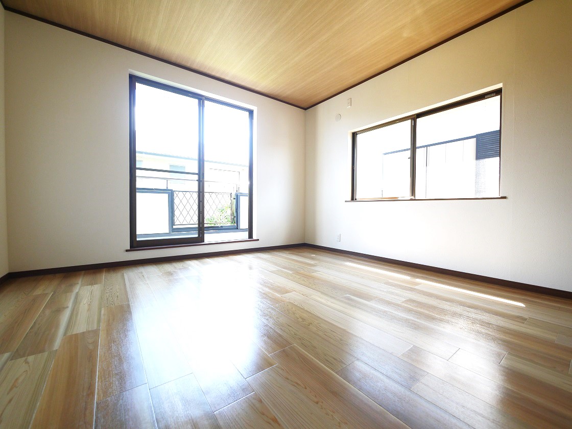 ご夫婦お二人のプライベートシーンを演出する、やすらぎとくつろぎの空間 2F洋室8帖です