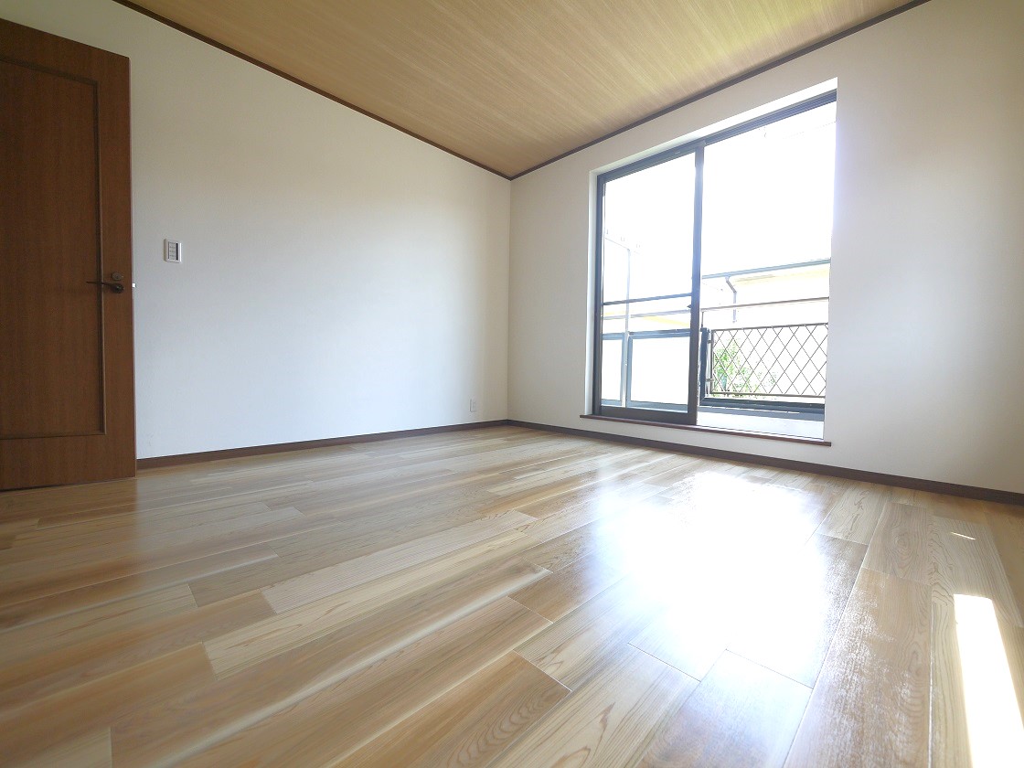 寛ぎの時間を紡ぎだす8帖の主寝室。大型ベッドを置いても余裕があります