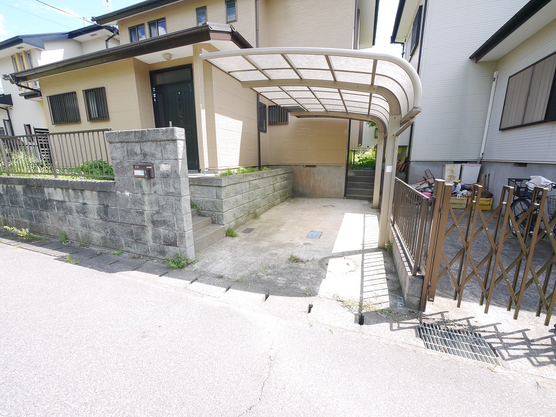 車好きのパパも嬉しいカーポート付きです