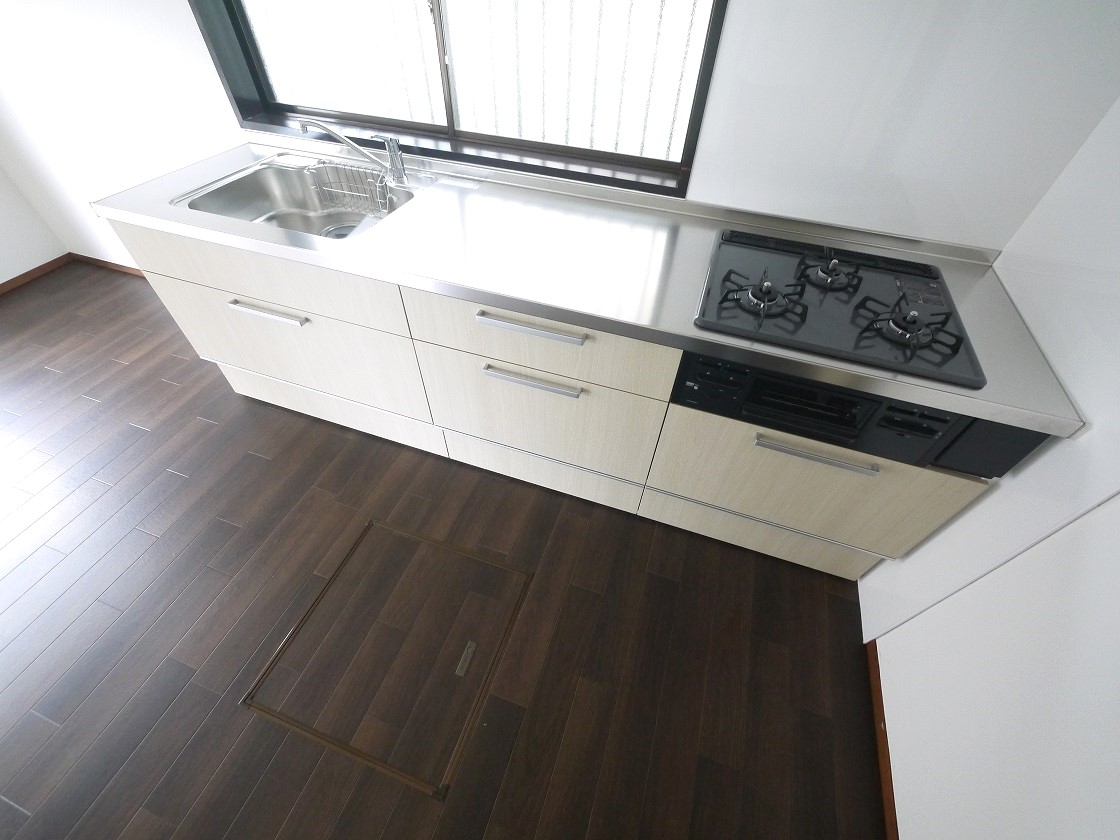 明るいホワイトカラーで清潔感がキッチン 換気に便利な小窓や、床下収納付