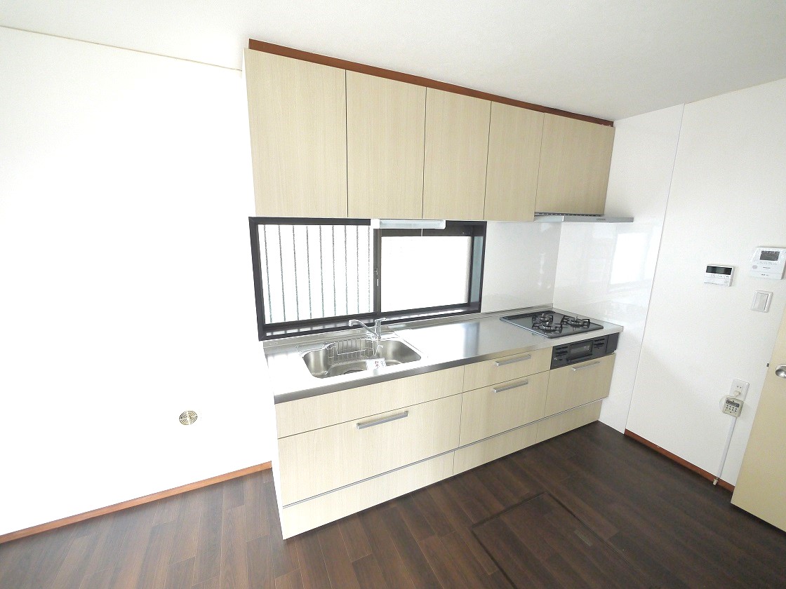 窓があり、暖かな陽が差し込みます。使い勝手の良いシステムキッチンです