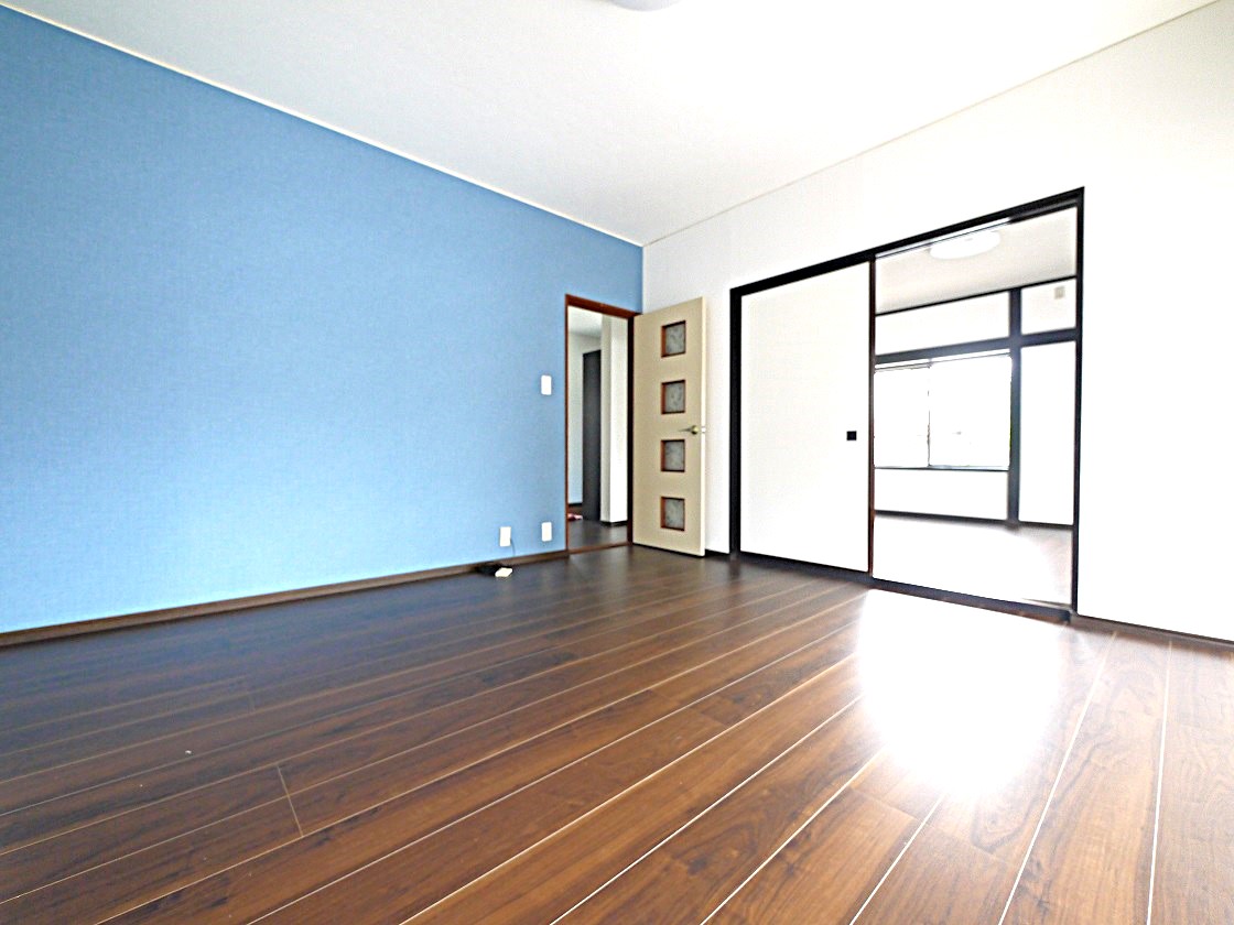 隣り合う洋室を開放すれば、ひときわ広々とした空間になるリビングダイニング。