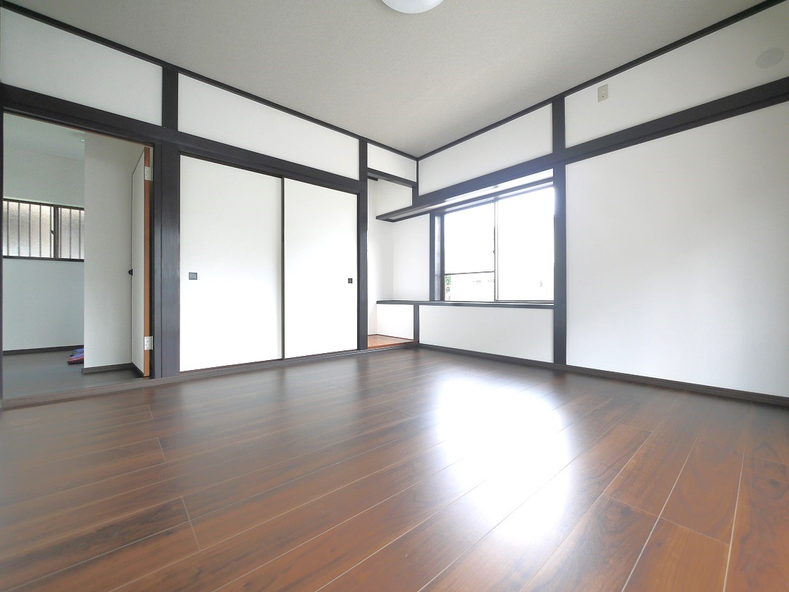 採光の良い8帖の洋室はのんびりと寛げる空間